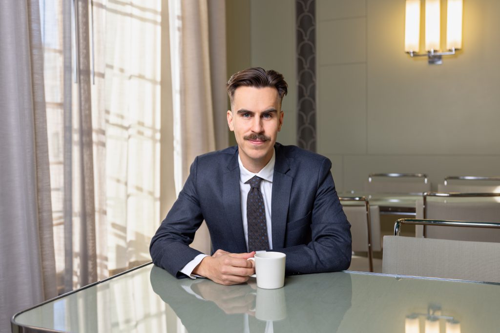 Matias Mäkynen eduskunnan kahviossa.